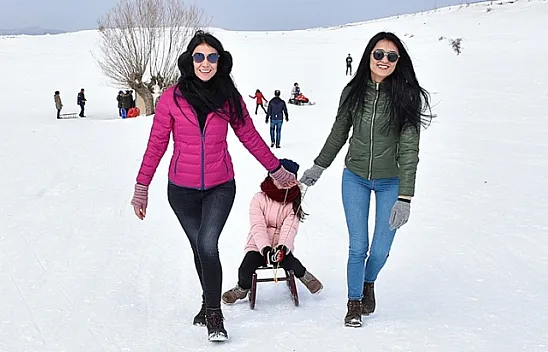 Hazar Gölü kıyısındaki kayak merkezine ilgi artıyor