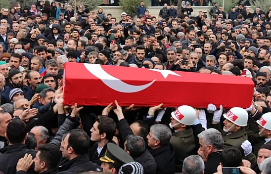 Şehit cenazesinden yürek dağlayan kareler