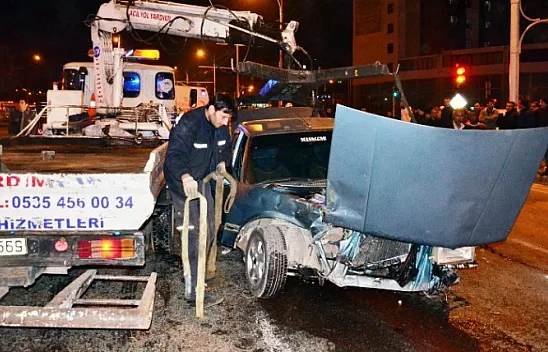 Otomobiller çarpıştı: 6 yaralı
