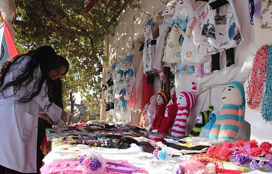 Asırlık evde hem üretip, hem satıyorlar