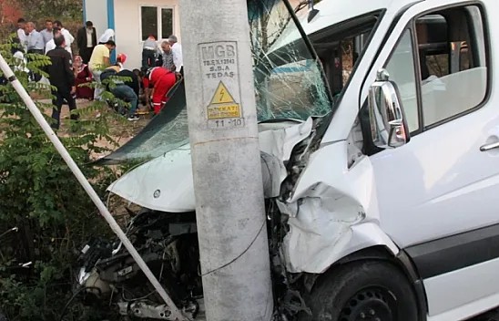 Düğüne giden minibüse otomobil çarptı: 15 yaralı