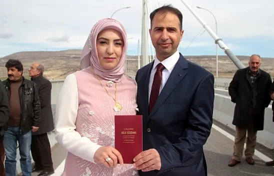 Gelin adayına 'köprüde' sürpriz nikah