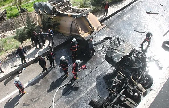 Üst geçitten düşen kamyon alev alev yandı: 2 yaralı