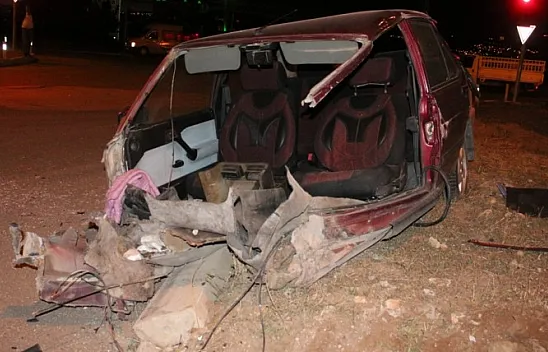 Feci kazada otomobil ikiye bölündü