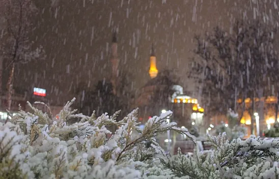 Akşam saatlerinde başlayan kar Elazığ'ı beyaza bürüdü