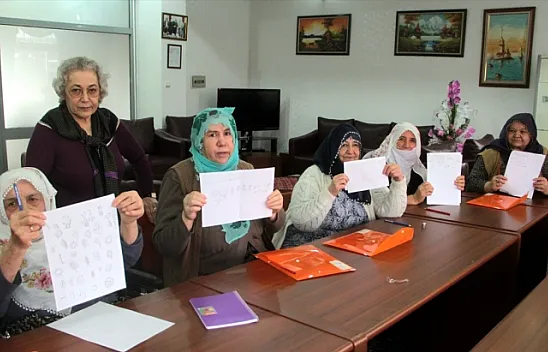 65 yaşından sonra okuma yazma öğreniyorlar