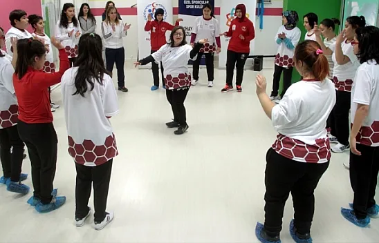 Kendisi gibi down sendromlulara dans öğretiyor