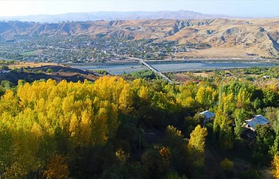 Tarihi ilçe Palu'da sonbahar güzelliği