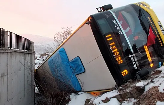 Öğrencileri taşıyan otobüs devrildi! Kazaya ait fotoğraflar