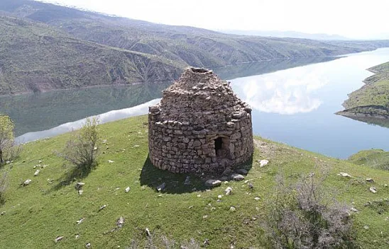 Abutahir'de manzarası ile dikkat çeken bin yıllık kümbet