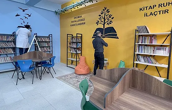 Resim öğretmenleri kütüphane duvarlarını tuvale dönüştürdü