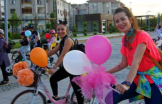 'Süslü Kadınlar' pedal çevirdi