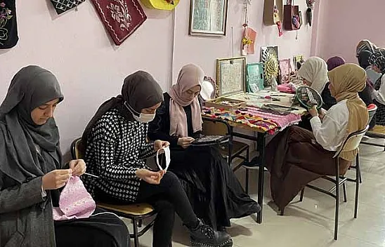 Üniversiteli kızlar, Türk el sanatlarını öğreniyor