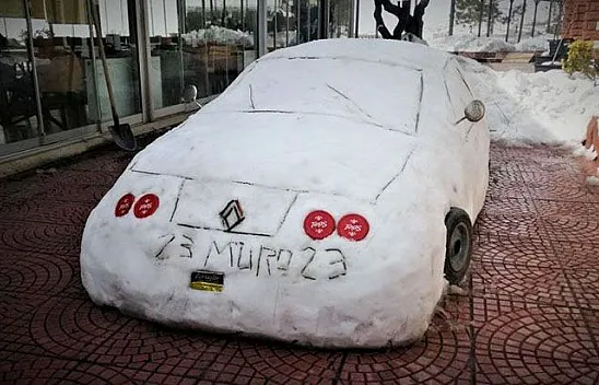 'Güneş görünce eriyen' arabasına 200 bin lira fiyat biçti