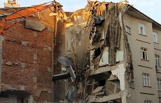 11 kişinin öldüğü 2 binanın enkazı kaldırılıyor