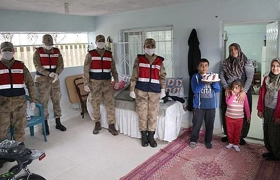 156'yı aradı, annesi için doğum günü sürprizi yaptı