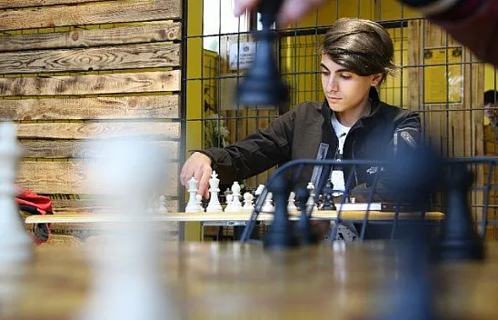 16 yaşındaki Onur, hayata adımlarını satrançla atıyor