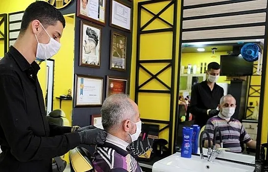 18 yaşındaki Berkay, dışarı çıkar çıkmaz işinin başına geçti