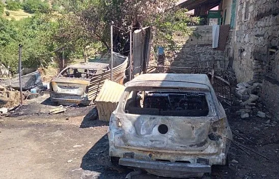 2 araç küle döndü, bir ev kullanılamaz hale geldi