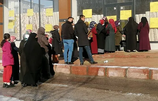 2 bin liralık halıları 700 liraya satıyor