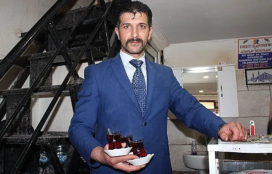 20 yıldır takım elbiseli, memur değil çaycı