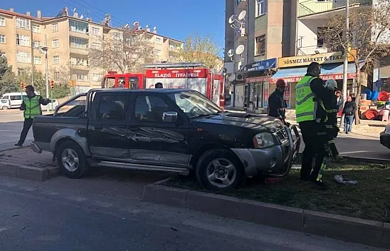 Otomobil refüjde bekleyen kadına çarptı: 1 ölü