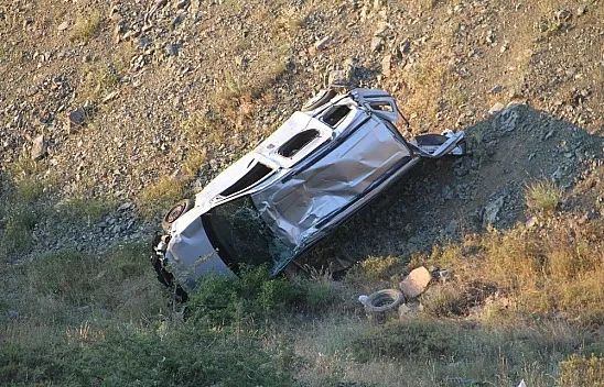 Hafif ticari araç uçuruma yuvarladı: 5 yaralı