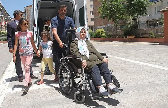 Engelliler ve hastalar da ekipler tarafından taşınarak oylarını kullandı