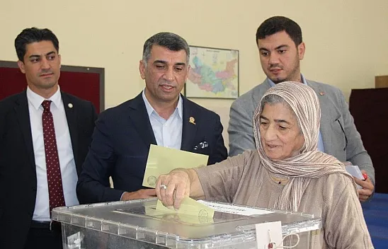 Milletvekili Erol, oyunu annesiyle birlikte kullandı