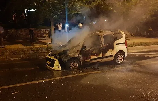 Seyir halindeki araç yandı