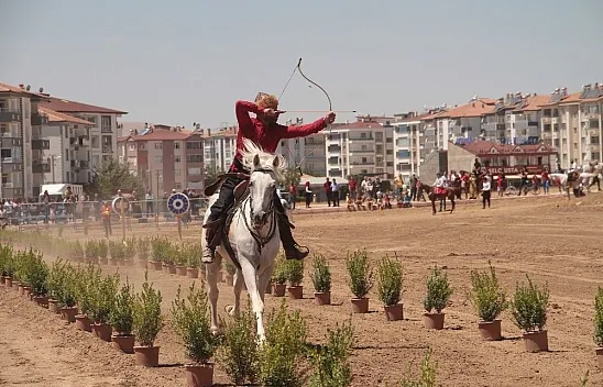 Atlı okçular Elazığ'da kıyasıya yarıştı