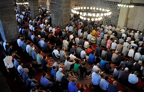 Bayram namazında camiler doldu taştı
