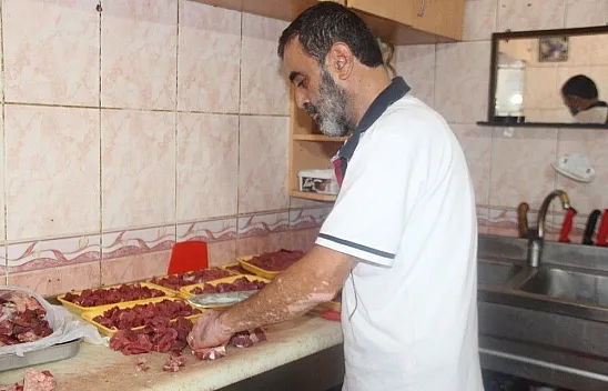 Kasapların kıyma çekme mesaisi