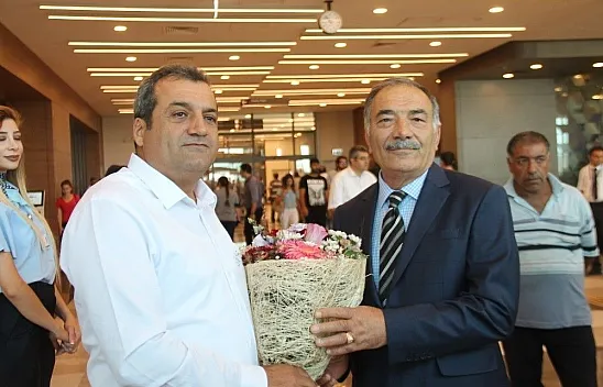 Şehir hastanesine hayran kalan gurbetçi çiçekle teşekküre geldi