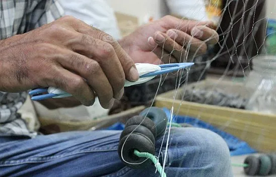 25 yıldır eliyle balık ağı örüyor