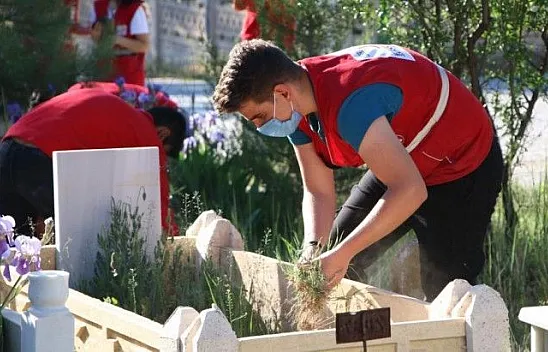 250 gönüllüden mezarlıklarda vefa hizmeti
