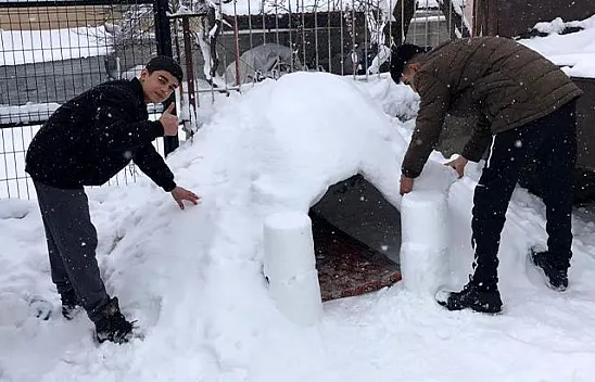 3 arkadaş kardan ev yaptı, içinde vakit geçirdi