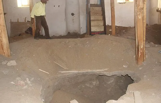 300 yıllık caminin içinde define aradılar