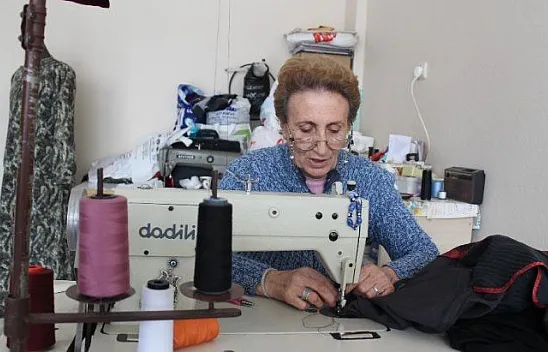 37 yıldır mesleğini sürdürüyor, 4 çocuğunu terzilikle büyüttü