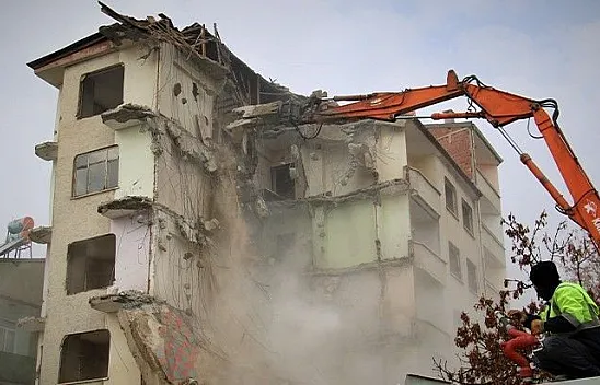 5.3'lük depremde hasar alan binanın yıkımı başladı