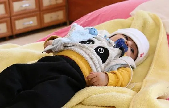 5 aylık bebeğin yuttuğu çengelli iğne operasyonla çıkarıldı