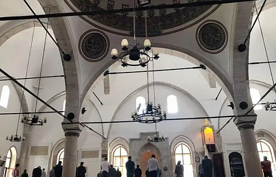 558 yıllık camide bir yılın ardından ilk cuma kılındı