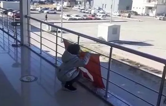 6 yaşındaki kızın bayrak sevgisi duygusal anlar yaşattı