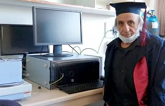 67 yaşında üniversiteden mezun oldu