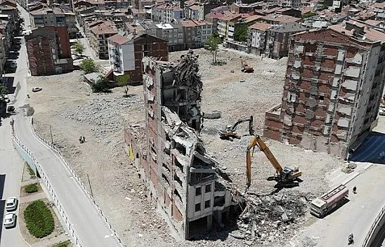 7 katlı binanın yıkımı kedi ve yavruları için 3 gün durduruldu