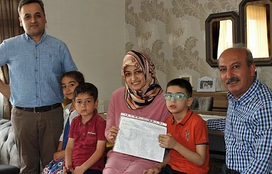 7 yaşında ilk karne heyecanını evinde yaşadı