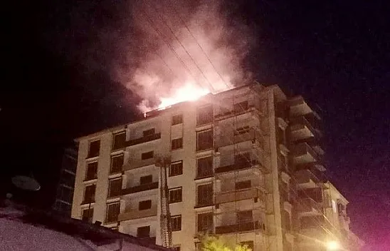 8 katlı bir inşaatın çatısında yangın çıktı