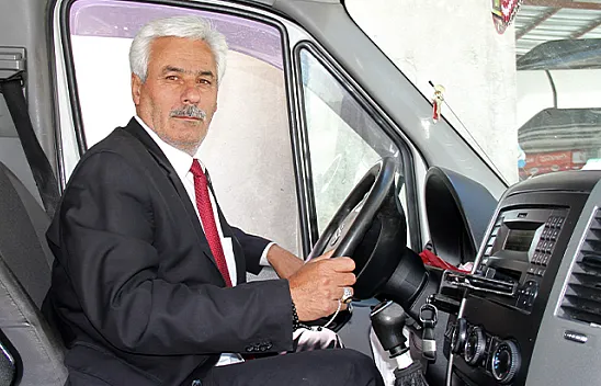 8 yıldır takım elbisesiyle esnaflara örnek oluyor