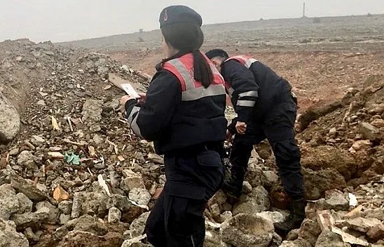 9 Yaşındaki Muhammed'in enkazdan kimliği çıktı, babaya teslim edildi