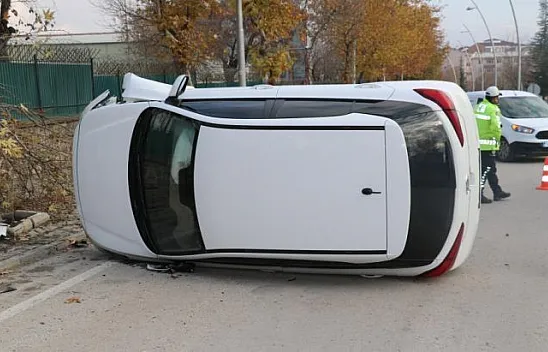Ağaca çarpan otomobil yan yattı